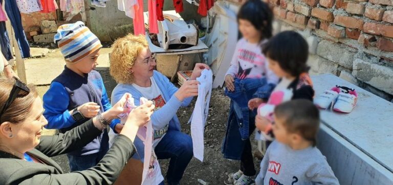 Read more about the article Camera de Comerț Dâmbovița  a devenit astăzi, „un părinte adoptiv”, pentru o familie consiliată de Asociația Centrul Diaconal „Casa Creștină”.